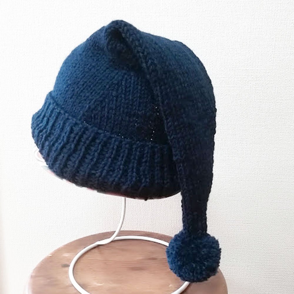 手編みのオーダーメイドのニット帽。三角形にポンポンがしずくのように ...