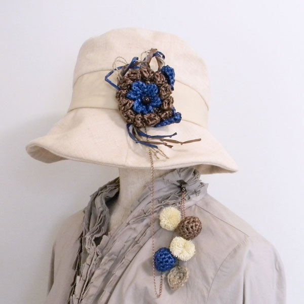 コサージュ型ハットクリップ。アンダリアのお花で編んだ帽子につける