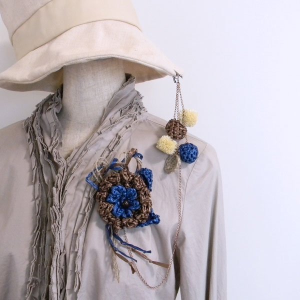 コサージュ型ハットクリップ。アンダリアのお花で編んだ帽子につける 