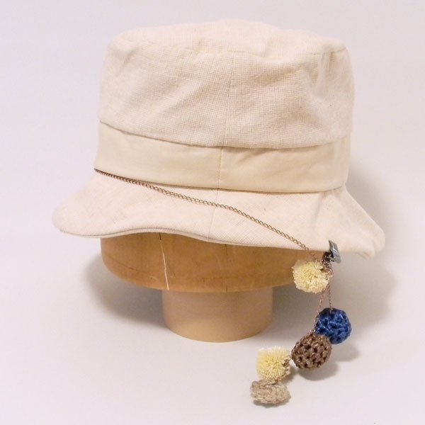 コサージュ型ハットクリップ。アンダリアのお花で編んだ帽子につける 