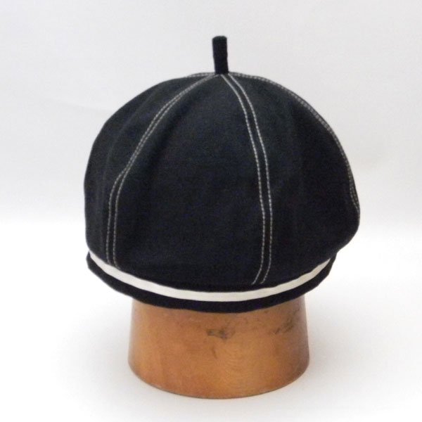 ステッチを効かせた丸みのあるベーシックなベレー帽。レディース帽子