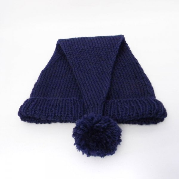 手編みのオーダーメイドのニット帽。三角形にポンポンがしずくのように