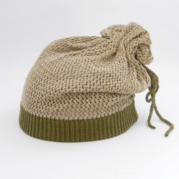 全体が透かし編みなので夏も涼しくかぶれるニット帽 トップをキュッと絞った個性的なデザインのワッチキャップです カーキ色だからカジュアルコーデに