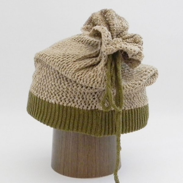 全体が透かし編みなので夏も涼しくかぶれるニット帽。トップをキュッと