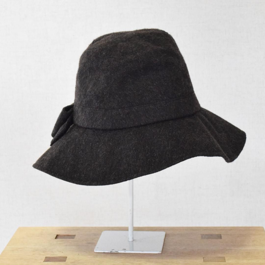 広いブリム(つば・ひさし)の上品なキャペリーヌ(つば広帽子)