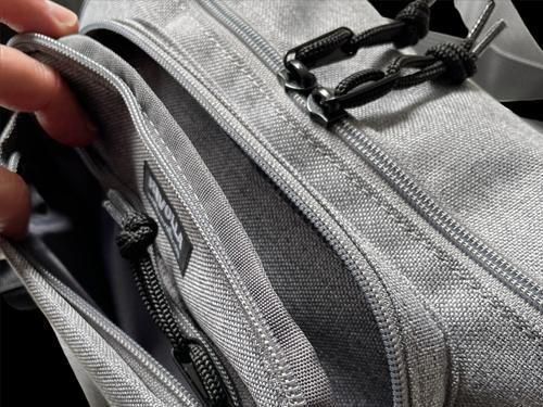 スマホポケット＆キーフック付き 2way ボディーバッグ - Revolla