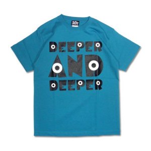 DEEPER AND DEEPER (インク) [T-シャツ] - ここでいう「DEEPER AND DEEPER」は、BOBBY WILSON名義のもの。