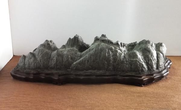 水石　遠山　神居古澤石　理想型遠山 緋山酔恭「山水石美術館」 全国の水石・美石を紹介 『遠山石Ⅱ