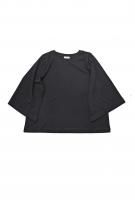 <img class='new_mark_img1' src='https://img.shop-pro.jp/img/new/icons8.gif' style='border:none;display:inline;margin:0px;padding:0px;width:auto;' />SEVENROOMS Wide Sleeve Tee (Black)