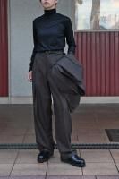 <img class='new_mark_img1' src='https://img.shop-pro.jp/img/new/icons8.gif' style='border:none;display:inline;margin:0px;padding:0px;width:auto;' />BISOWN  Middle Wool Deep Tuck Trousers (BrownBlack)
