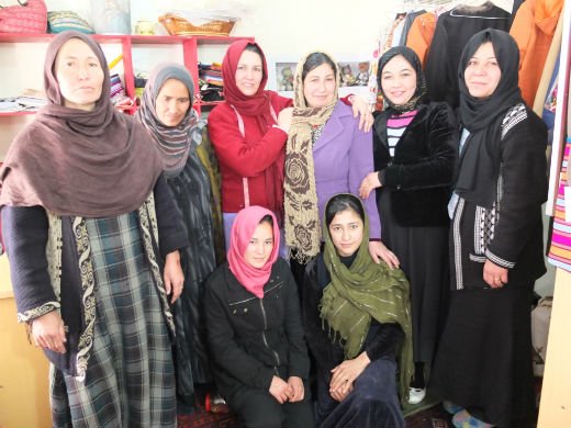 工房のアフガニスタン女性
