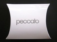 PECCATO（ペカット）ロゴ入りアクセサリーパッケージ付きます。