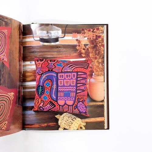 絶版・美品 パナマの民族手芸 モラ MOLA 図案集付 中山富美子 本　趣味 モラ パナマの民族手芸（全・実物大図案集とも）(中山富美子) / 古本