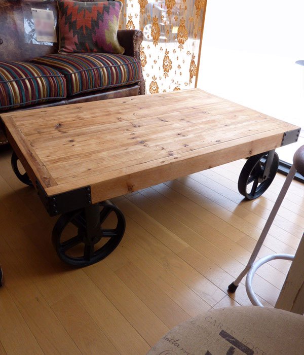 今なら送料無料、パイン材のレトロなアイアンの車輪の110�幅センターテーブル　古材プーリーコーヒーテーブル
