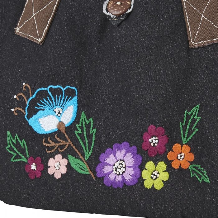 お花モチーフの手刺繍ハンドバッグ
