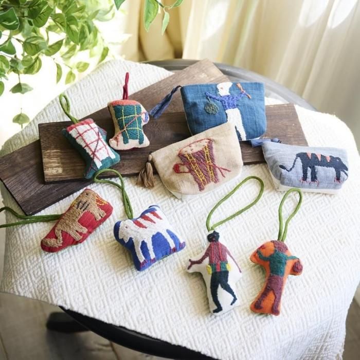 チン族手刺繍ポーチ（ヒト）