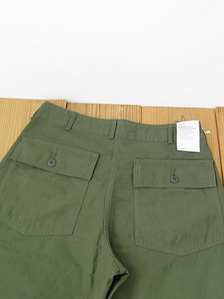 CIOTA（シオタ） スビンコットンムラ糸バックサテンベイカーパンツ