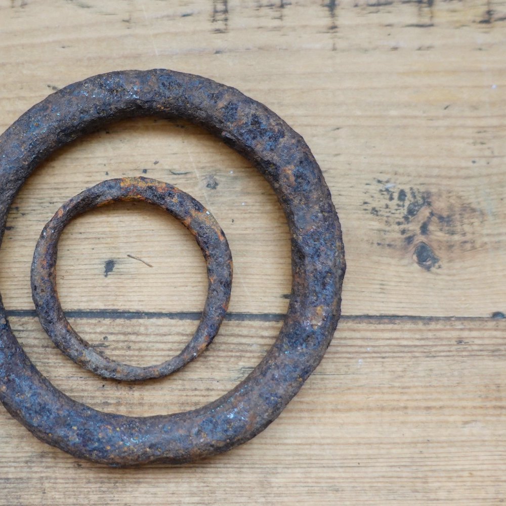 イエナイノミタテ - 謎の錆びた鉄の輪っか