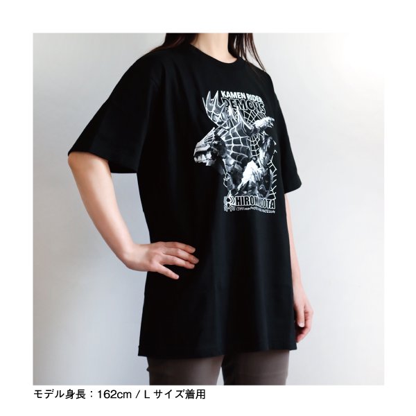 菅原芳人計画 】仮面ライダーデモンズ/門田ヒロミ Tシャツ - グッズ