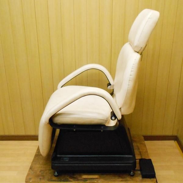 中古】『電動エステリクライニングチェア（ベージュ柄模様）枕付き』