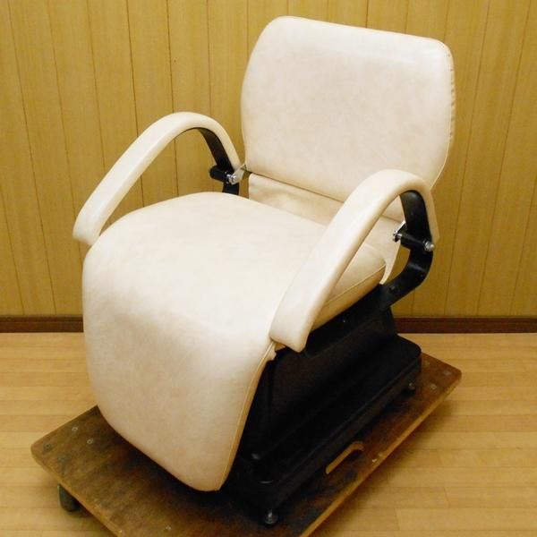 リクライニングチェア ベージュ 中古】『電動エステリクライニングチェア（ベージュ柄模様）枕付き』