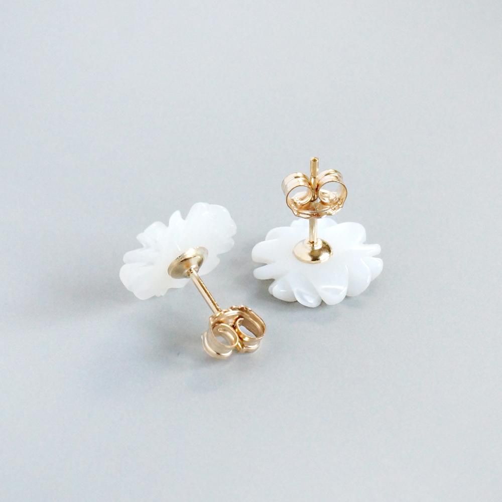 フラワーマザーオブパールピアス フラワースタッズピアス（マザーオブパール） - ハンドメイド