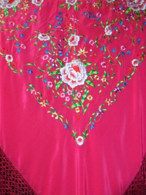 人気商品　スペインより１４０ｃｍｘ１４０ｃｍ大判マントン（四角形）　ピンクｘカラー刺繍 - フラメンコ衣装バレンシア