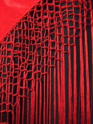 人気商品　スペインより１４０ｃｍｘ１４０ｃｍ大判マントン（四角形）　レッドｘカラー刺繍 - フラメンコ衣装バレンシア