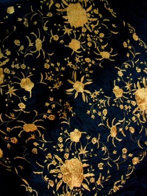人気商品　再入荷　スペインより１４０ｃｍｘ１４０ｃｍ大判マントン（四角形）　ブラックｘゴールド刺繍 - フラメンコ衣装バレンシア