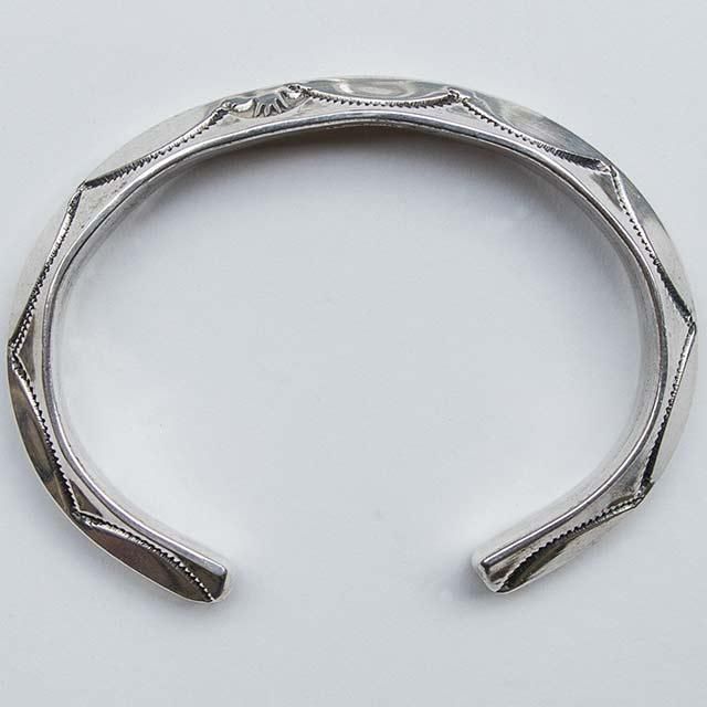 navaho ナバホ族　STERLING TAHE トライアングルバングル NAVAJO 